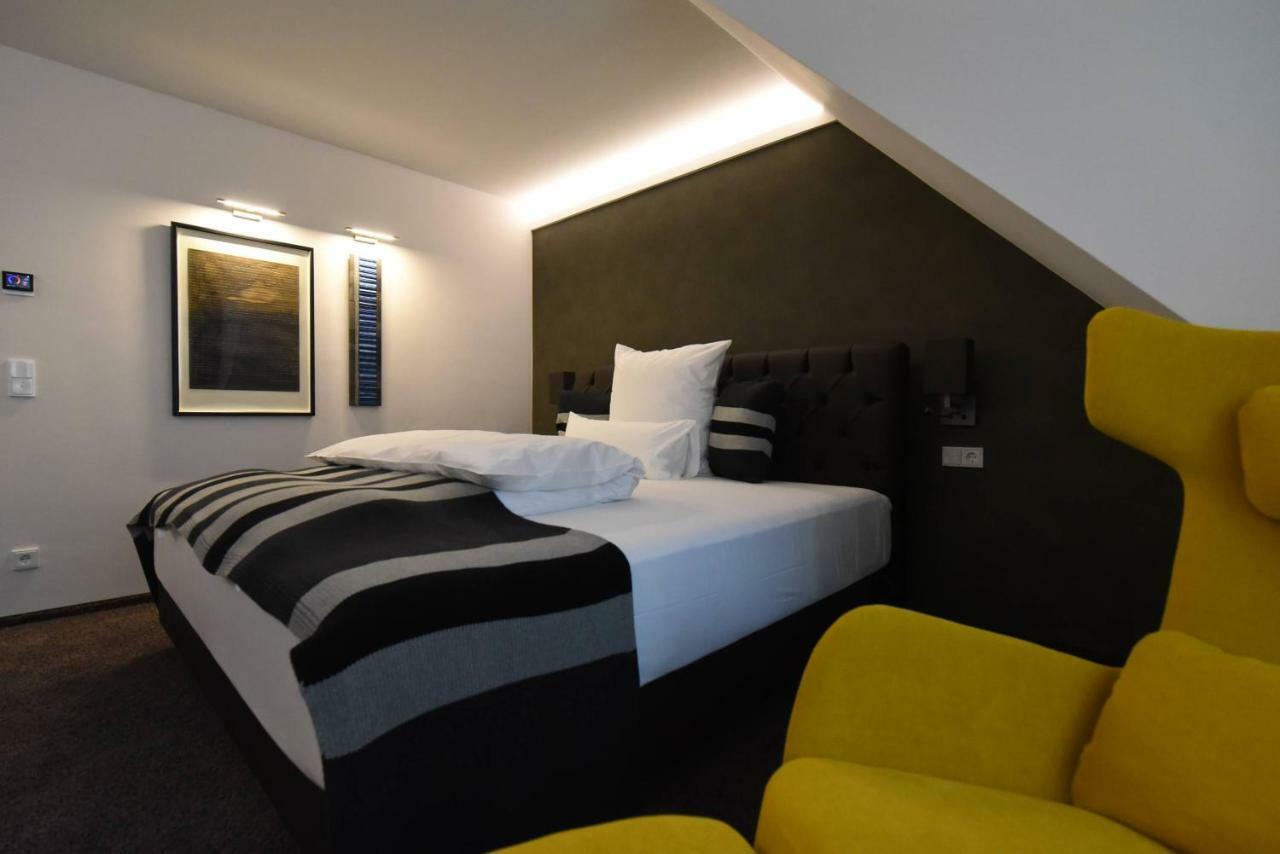 Hotel Hoell Am Main 4*